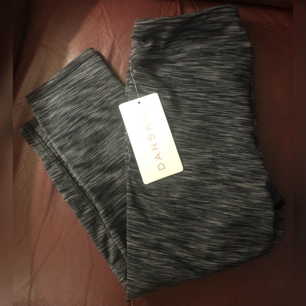 Danskin Space Dye Capri Legging Rich Black Space Dye size Small New with Tags